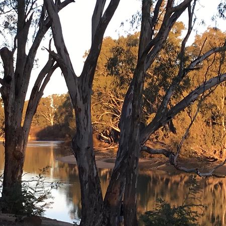 Deniliquin Riverside Caravan Park ภายนอก รูปภาพ
