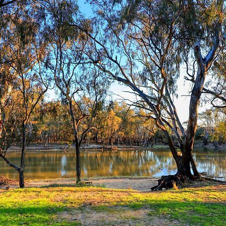 Deniliquin Riverside Caravan Park ภายนอก รูปภาพ