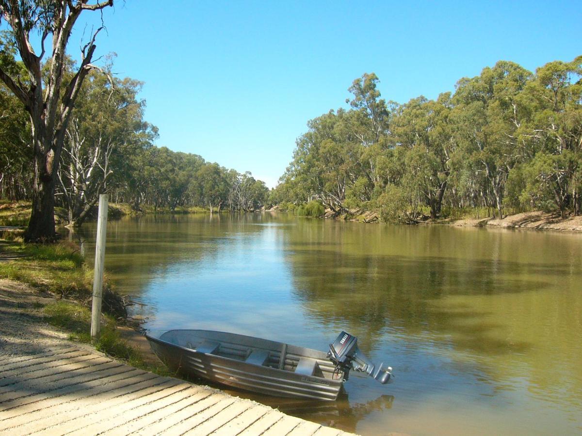 Deniliquin Riverside Caravan Park ภายนอก รูปภาพ