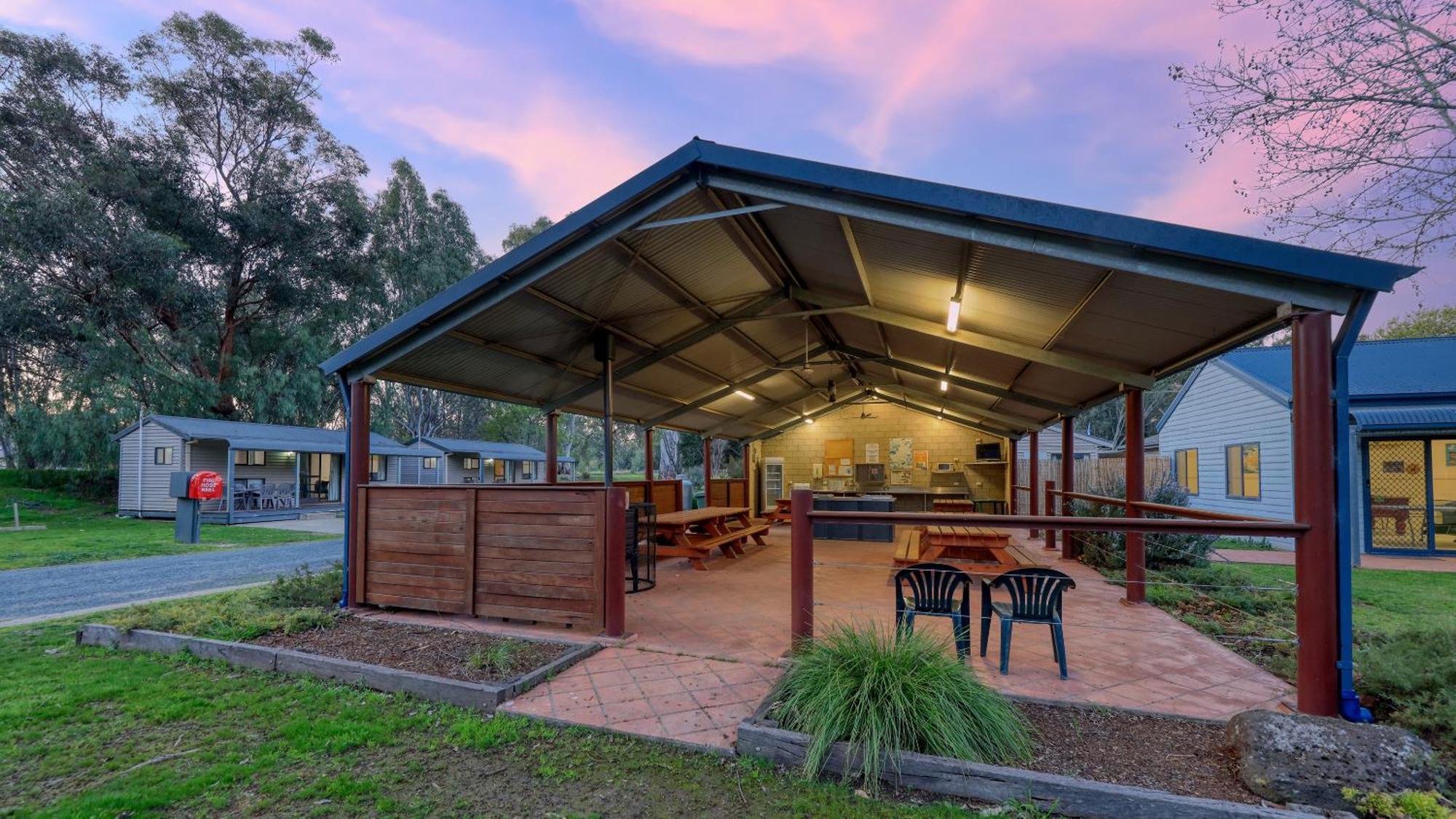 Deniliquin Riverside Caravan Park ภายนอก รูปภาพ