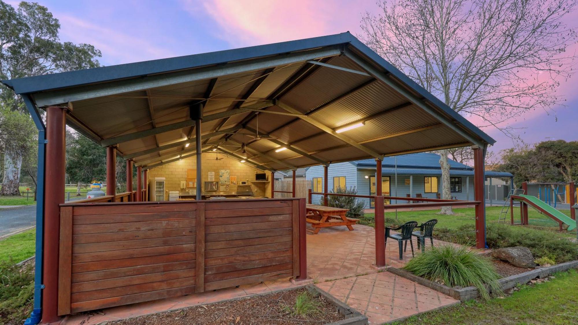 Deniliquin Riverside Caravan Park ภายนอก รูปภาพ