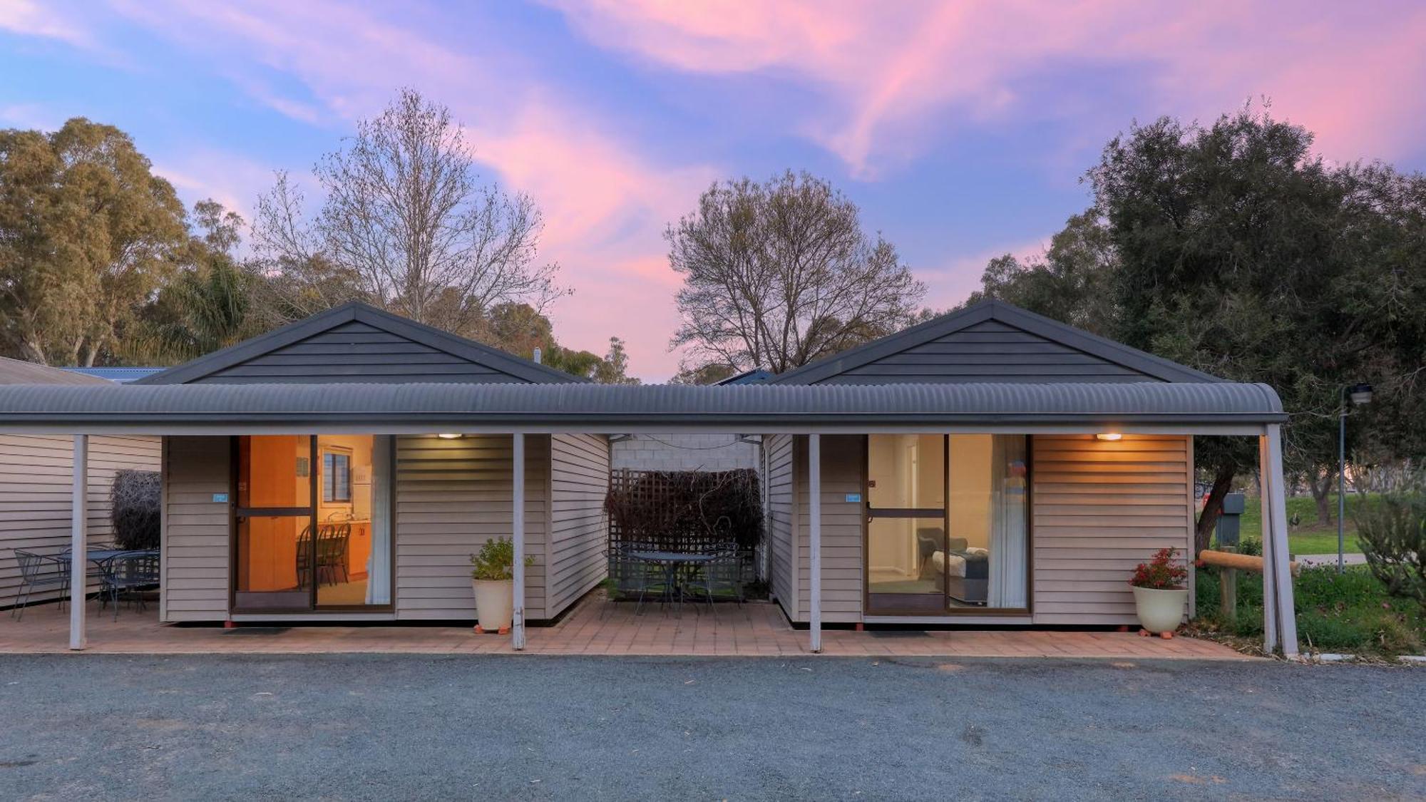 Deniliquin Riverside Caravan Park ภายนอก รูปภาพ