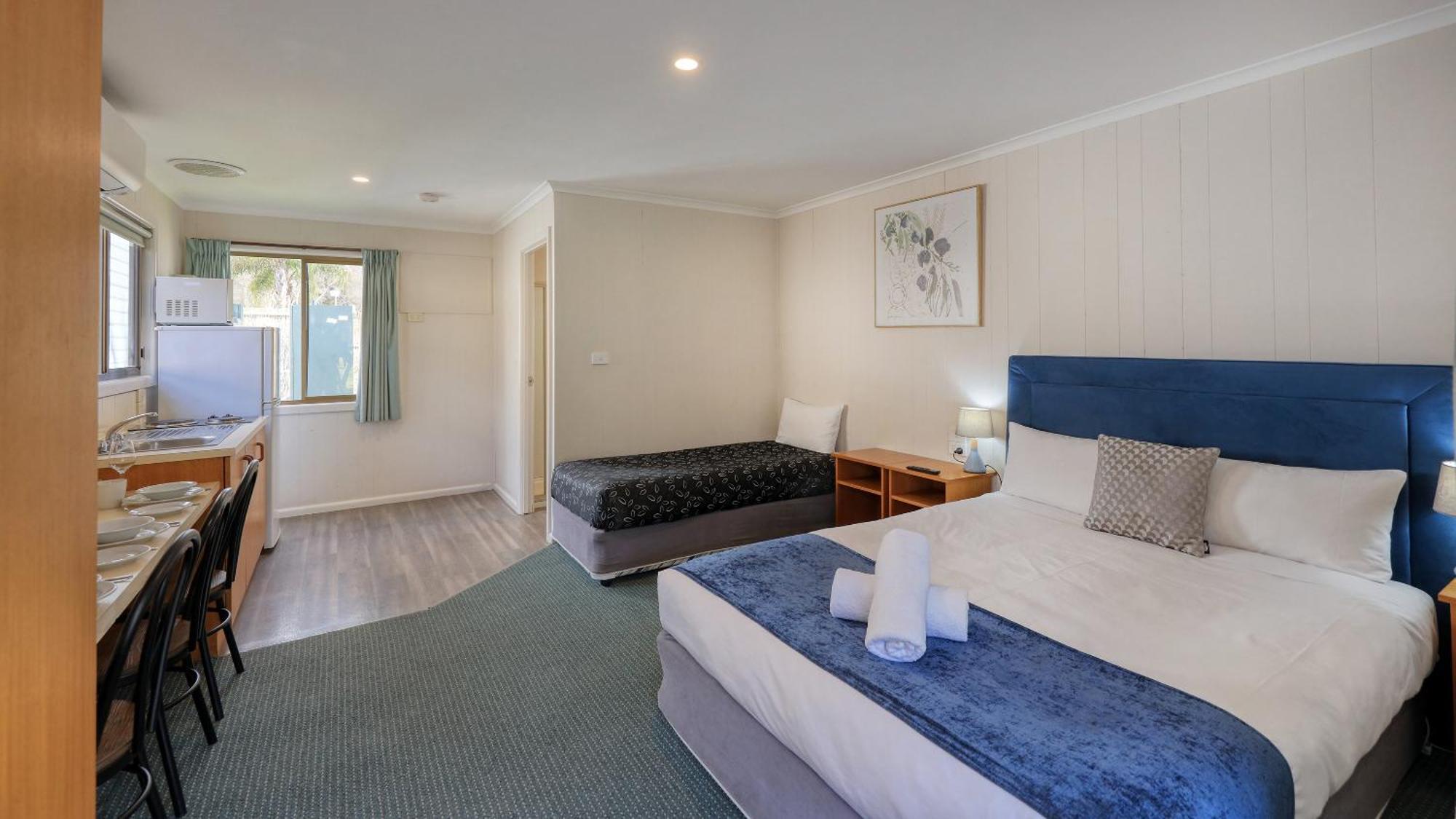 Deniliquin Riverside Caravan Park ภายนอก รูปภาพ