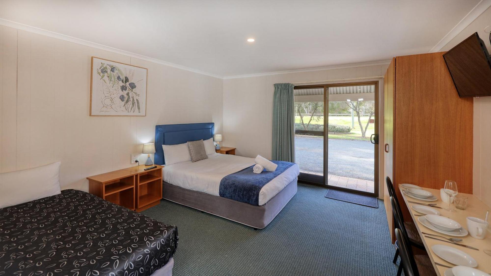 Deniliquin Riverside Caravan Park ภายนอก รูปภาพ