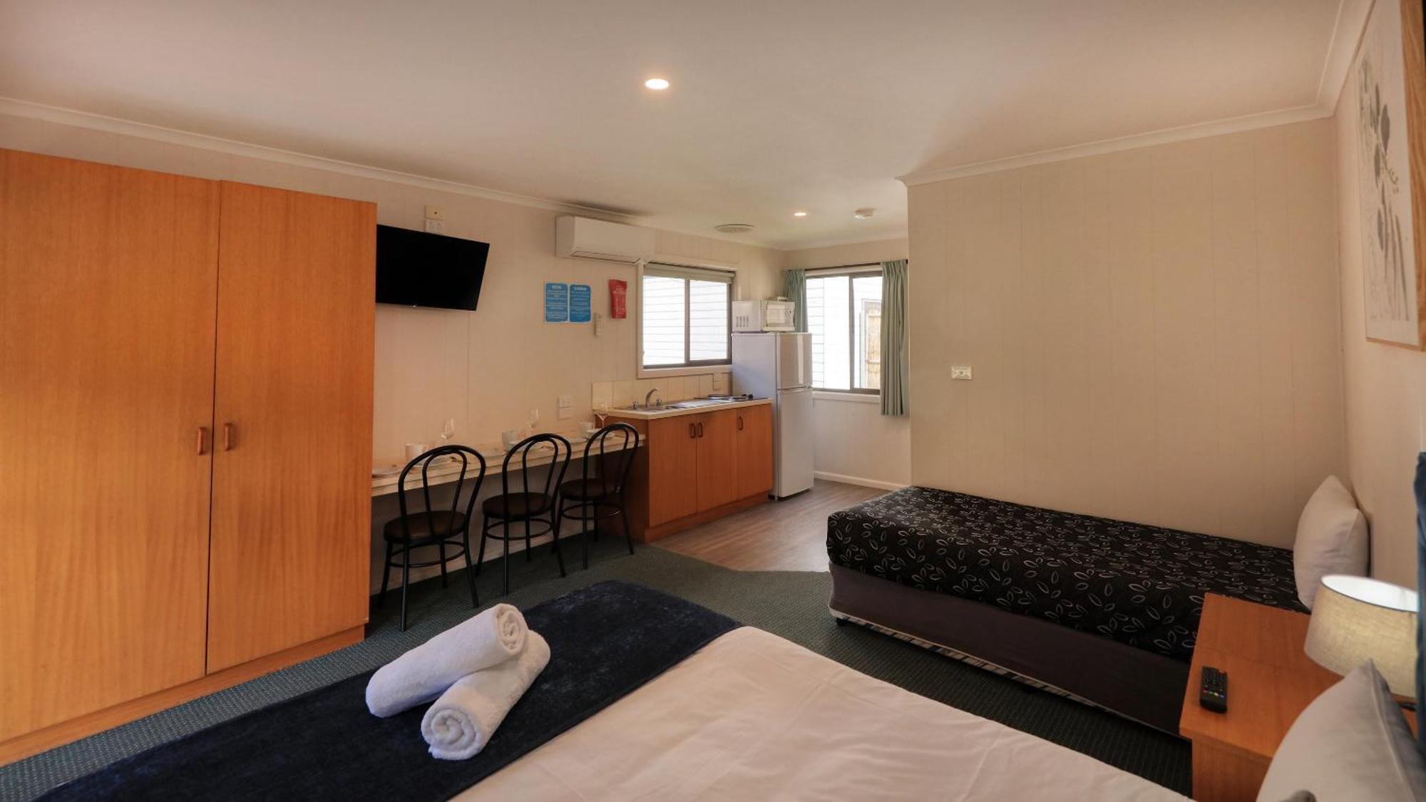 Deniliquin Riverside Caravan Park ภายนอก รูปภาพ