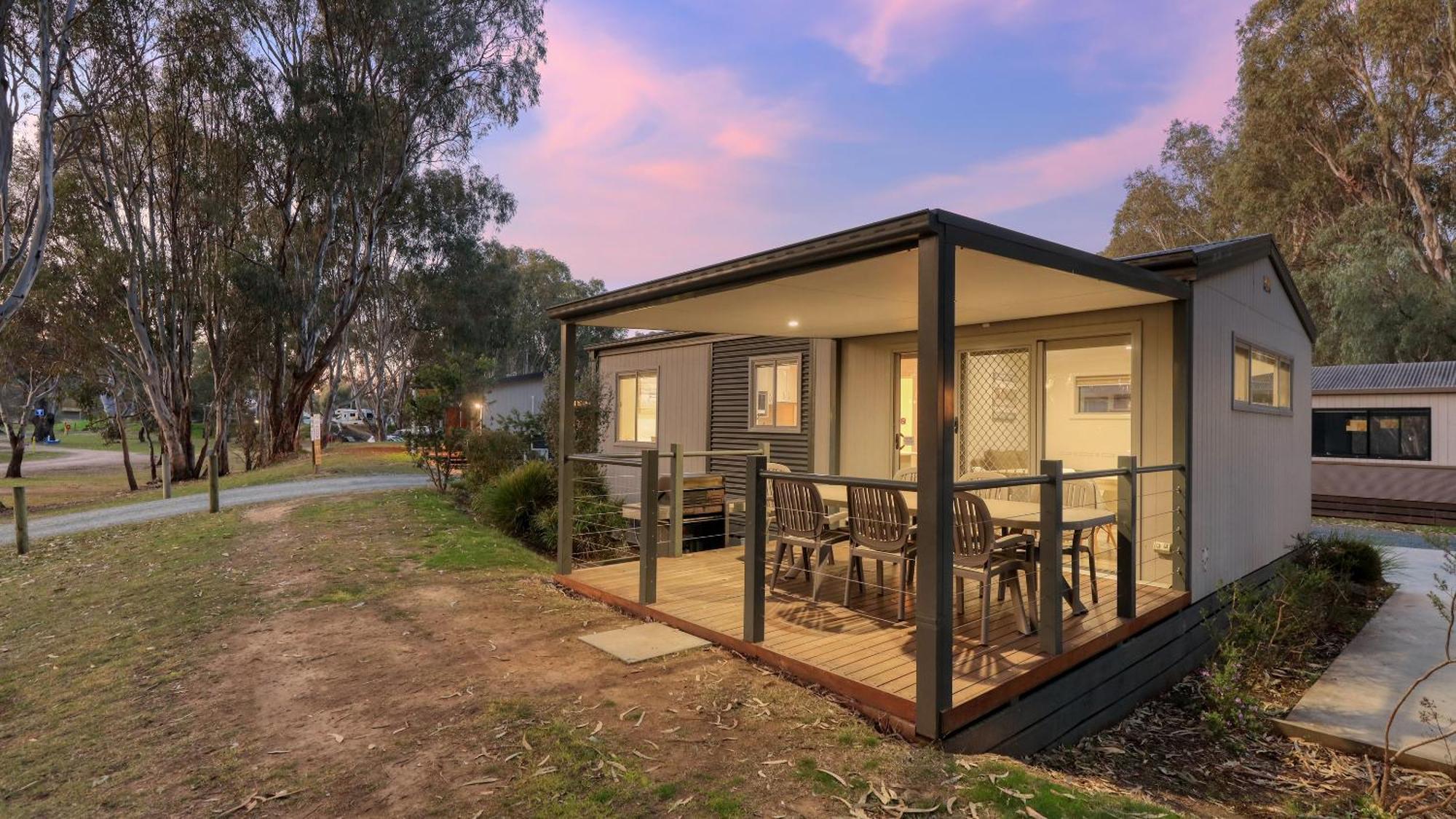 Deniliquin Riverside Caravan Park ภายนอก รูปภาพ