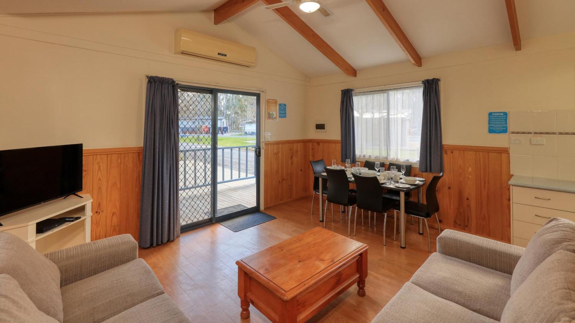 Deniliquin Riverside Caravan Park ภายนอก รูปภาพ