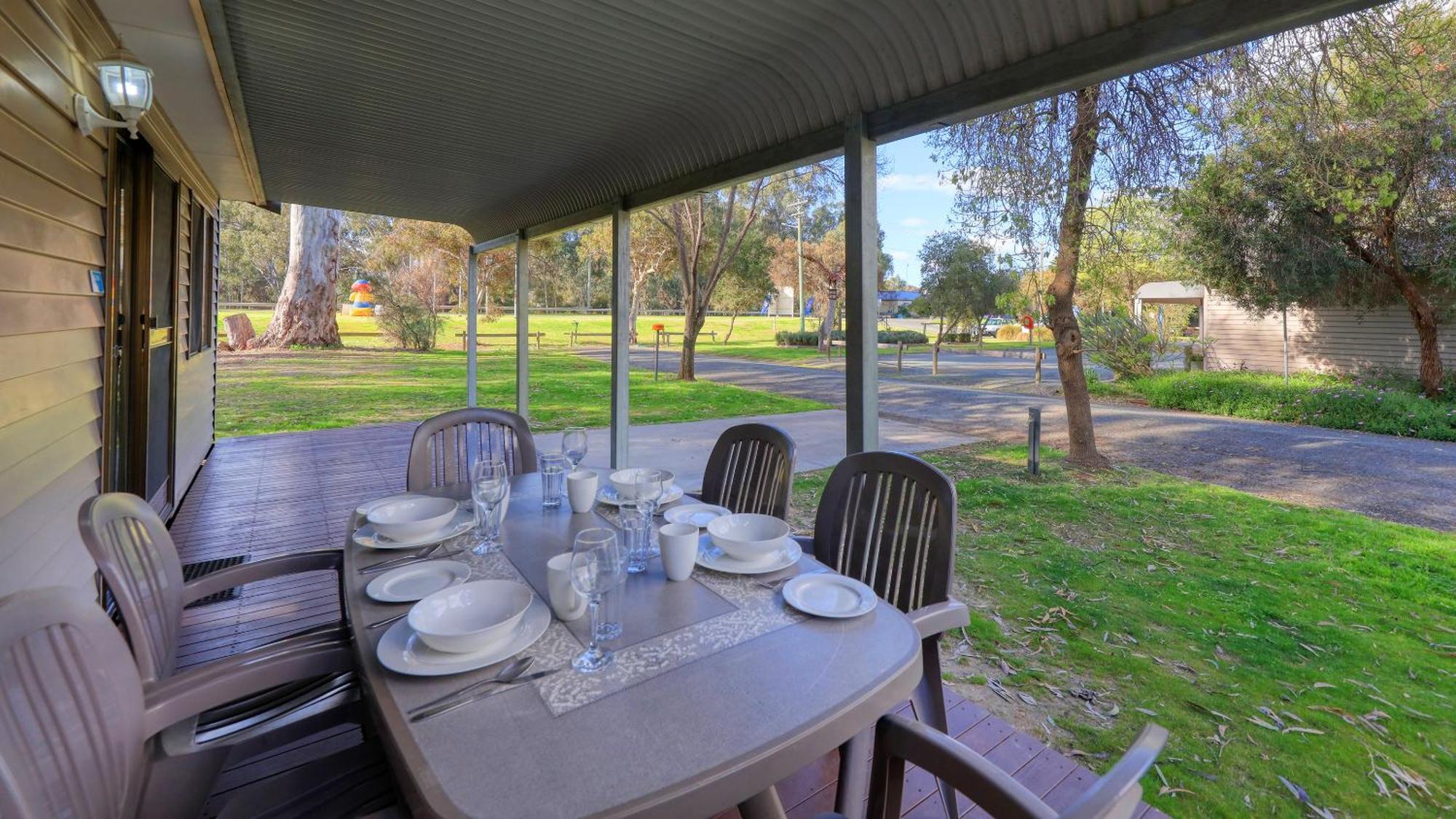 Deniliquin Riverside Caravan Park ภายนอก รูปภาพ