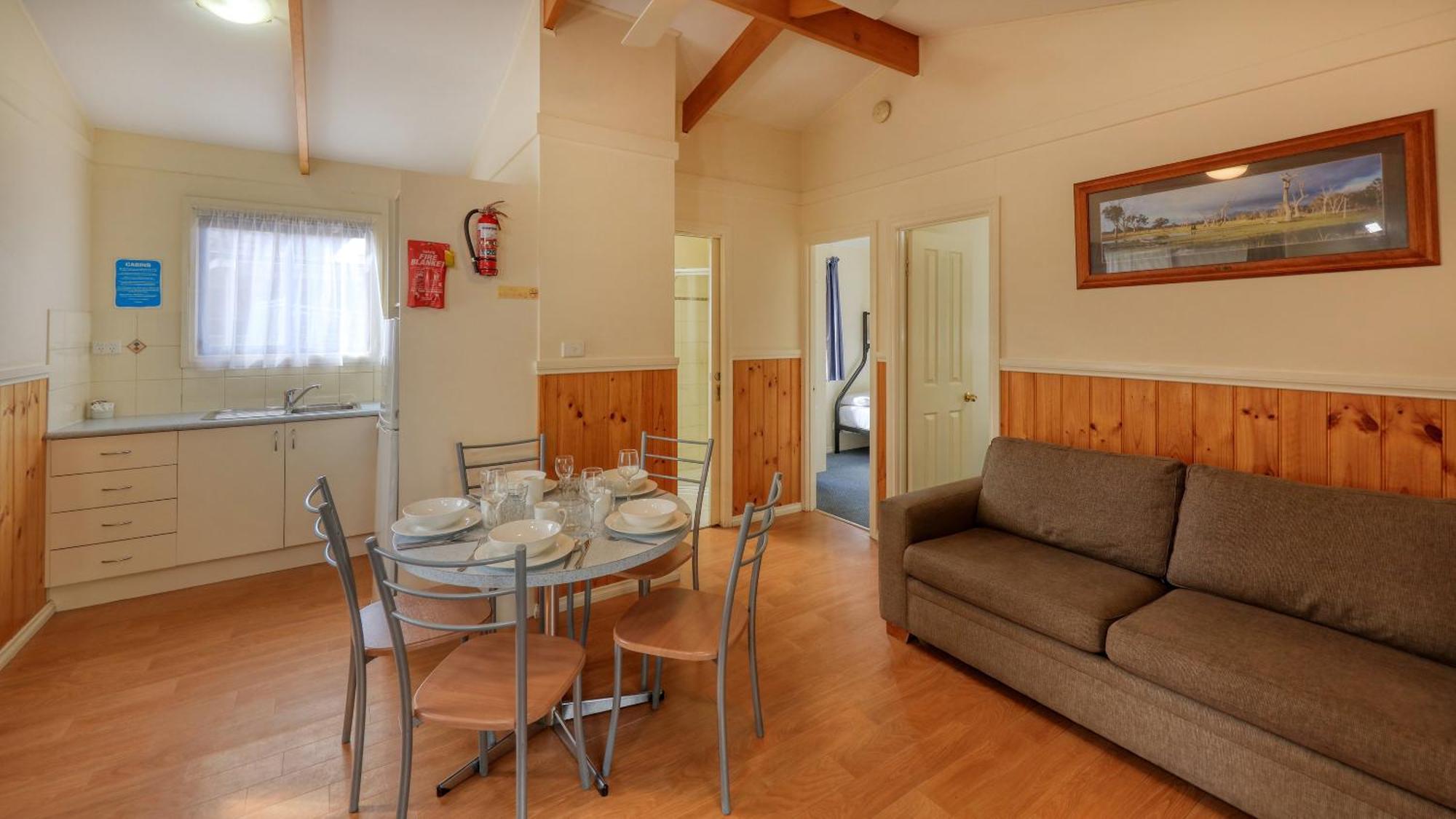 Deniliquin Riverside Caravan Park ภายนอก รูปภาพ