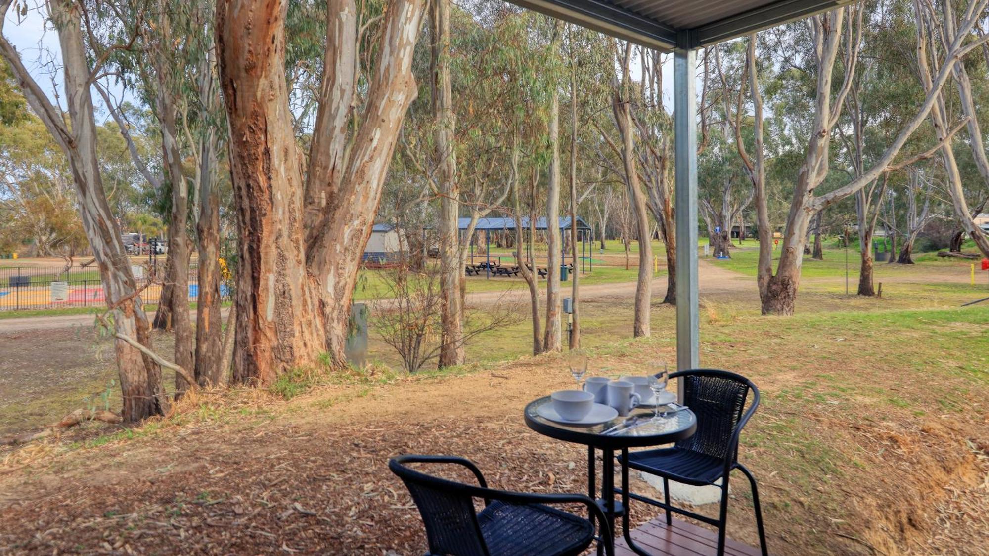 Deniliquin Riverside Caravan Park ภายนอก รูปภาพ