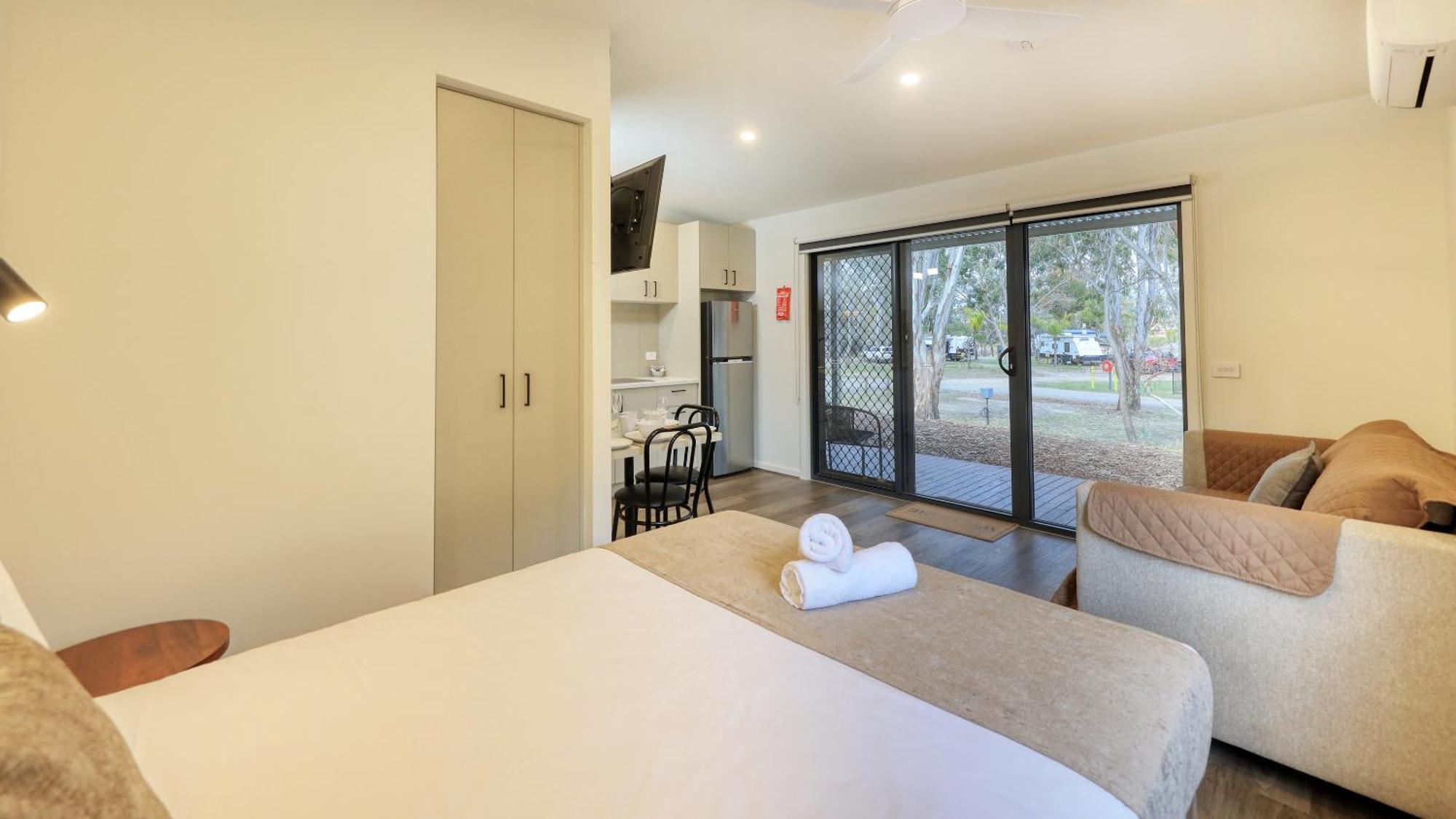 Deniliquin Riverside Caravan Park ภายนอก รูปภาพ