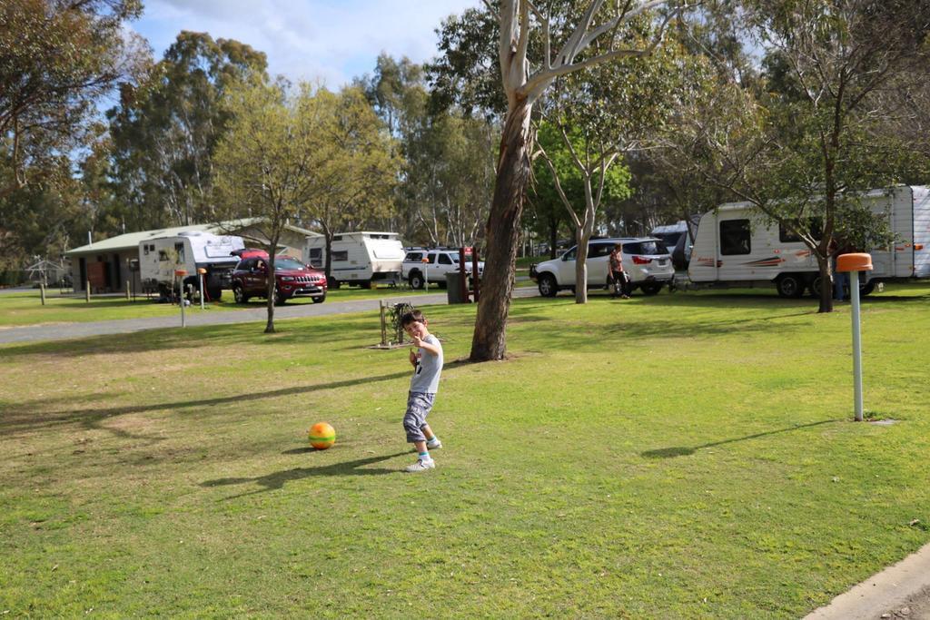 Deniliquin Riverside Caravan Park ภายนอก รูปภาพ