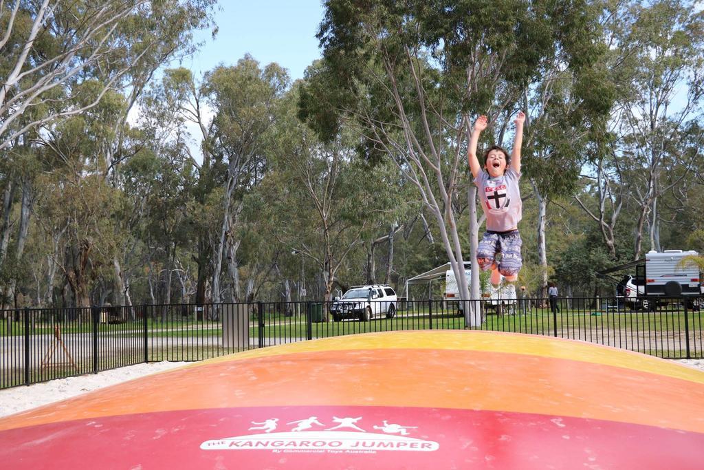 Deniliquin Riverside Caravan Park ภายนอก รูปภาพ